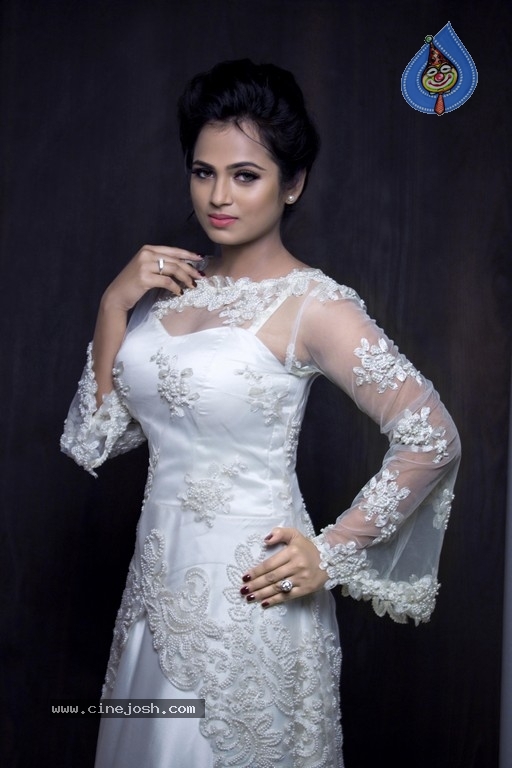 Actress Ramya Pandian Photoshoot - 2 / 6 photos