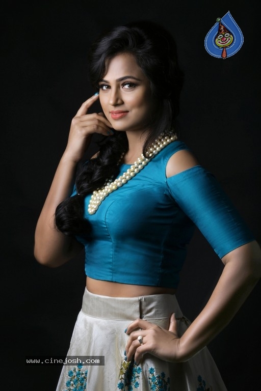 Actress Ramya Pandian Photoshoot - 5 / 6 photos