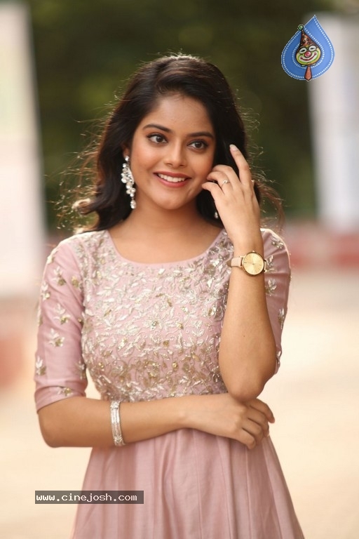 Actress Riddhi Kumar Pics - 16 / 21 photos