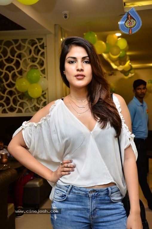 Actress Riya Images - 20 / 21 photos