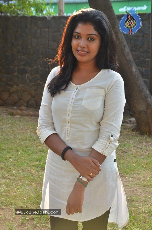 Actress Riythvika Photoshoot - 6 / 12 photos