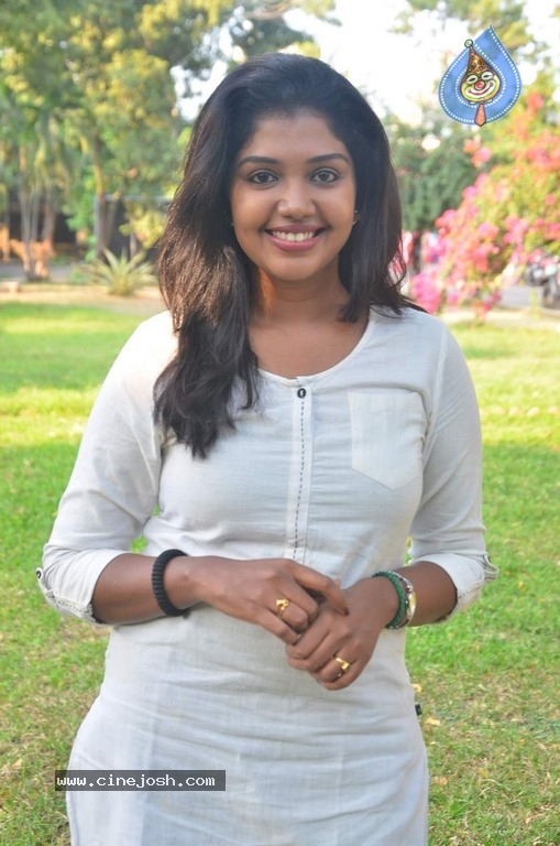 Actress Riythvika Photoshoot - 9 / 12 photos