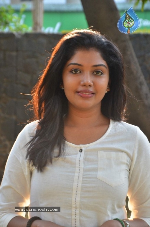 Actress Riythvika Photoshoot - 10 / 12 photos