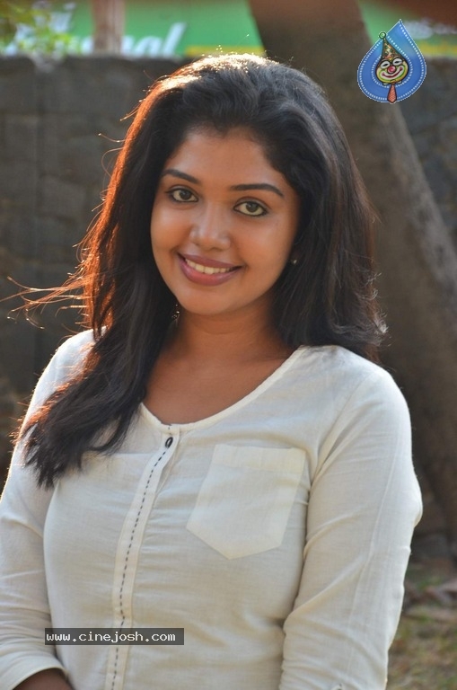 Actress Riythvika Photoshoot - 11 / 12 photos