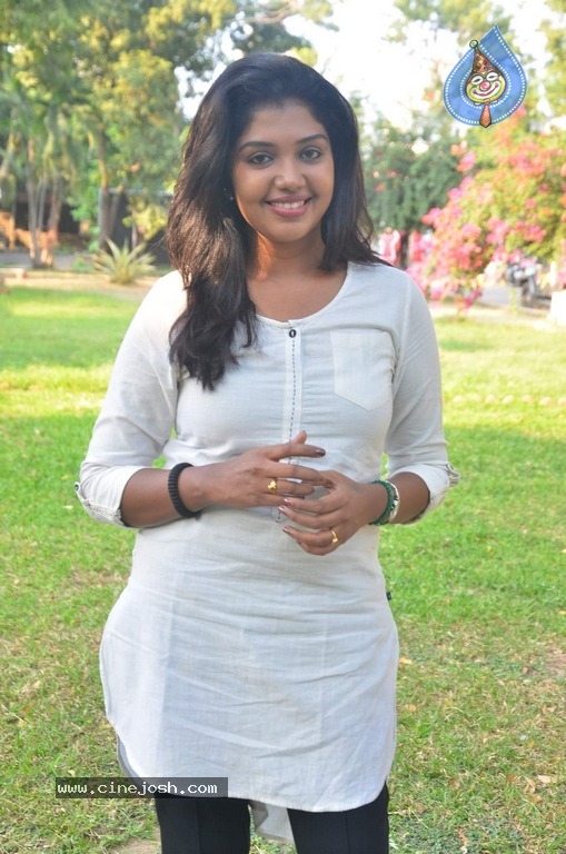 Actress Riythvika Photoshoot - 12 / 12 photos