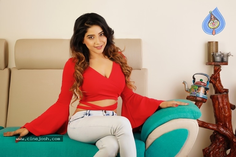 Actress Sakshi Agarwal Latest Pics - 4 / 4 photos