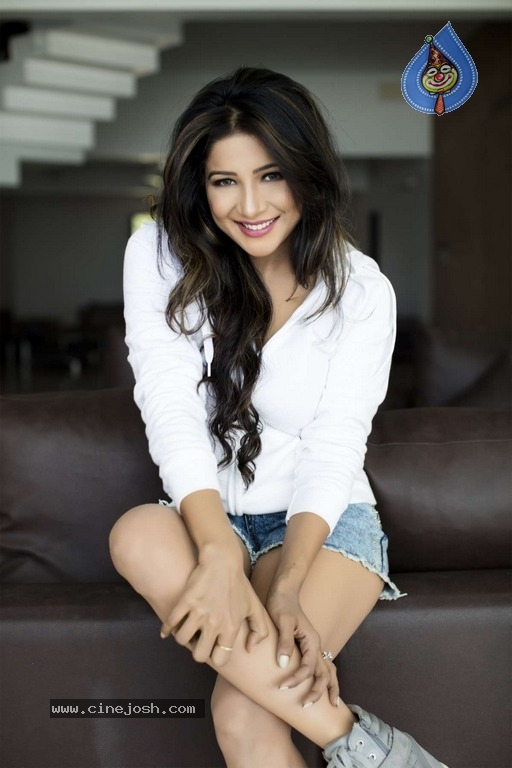 Actress Sakshi Agarwal Photos - 6 / 9 photos