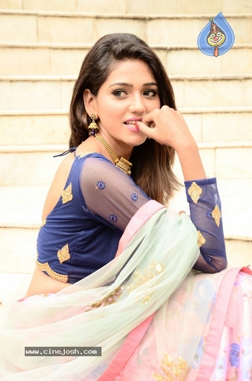 Actress Shalu Chourasiya Pics - 20 / 20 photos