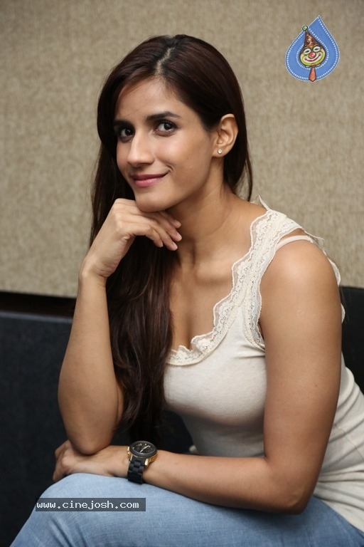 Actress Shivani Singh Photos - 7 / 21 photos