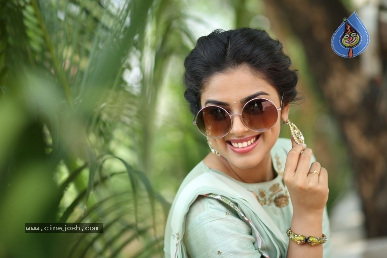 Actress Siddhi Idnani Latest Photos - 13 / 14 photos