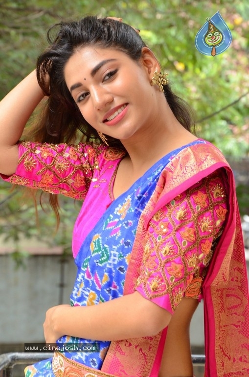Actress Sonakshi Singh Rawat Gallery - 22 / 34 photos