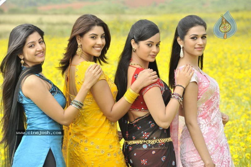 Actress Stills in Nagavalli Movie - 36 / 53 photos