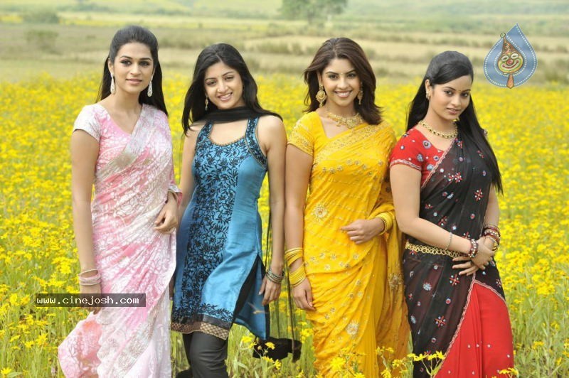 Actress Stills in Nagavalli Movie - 37 / 53 photos