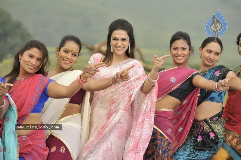 Actress Stills in Nagavalli Movie - 40 / 53 photos