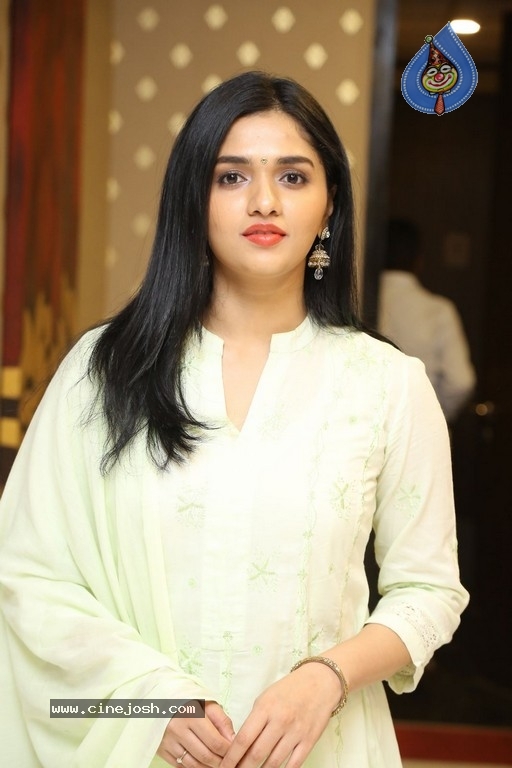 Actress Sunaina Images - 5 / 12 photos