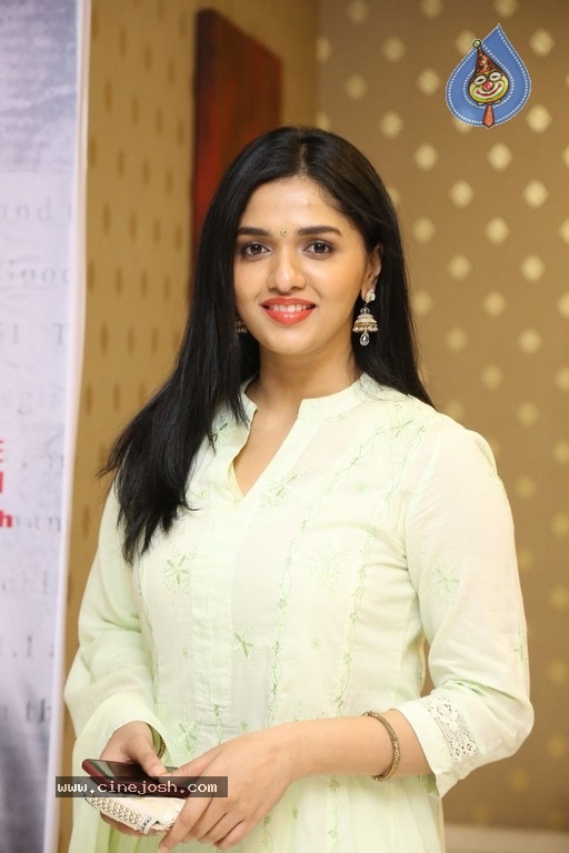 Actress Sunaina Images - 11 / 12 photos