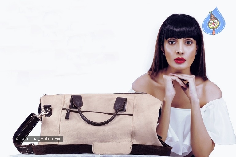 Actress Surabhi Prabhu Photoshoot - 19 / 33 photos