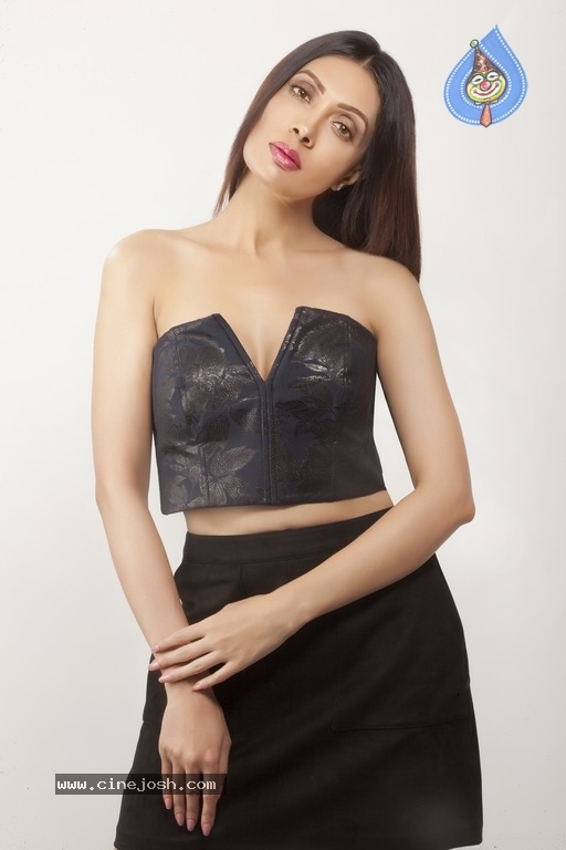 Actress Surabhi Prabhu Photoshoot - 22 / 33 photos