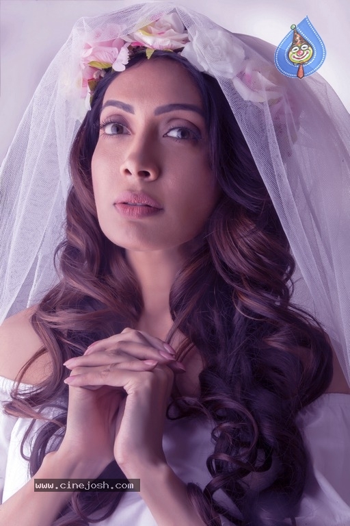 Actress Surabhi Prabhu Photoshoot - 33 / 33 photos