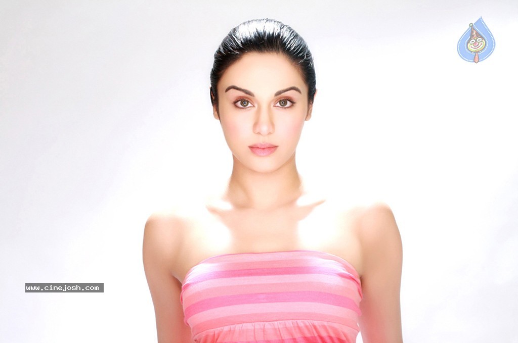 Adah Sharma Hot Stills - 23 / 38 photos