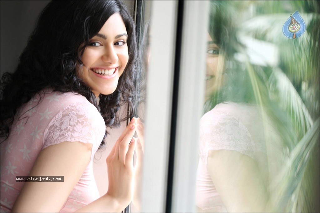 Adah Sharma Hot Stills - 25 / 38 photos