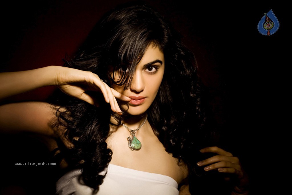 Adah Sharma Hot Stills - 32 / 38 photos