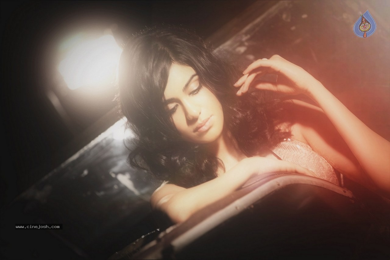 Adah Sharma New Look - 4 / 15 photos