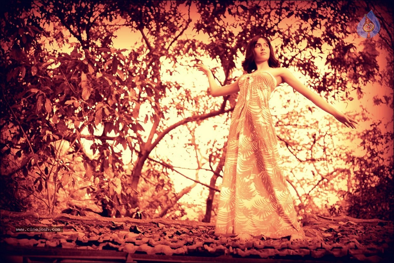 Adah Sharma New Look - 6 / 15 photos