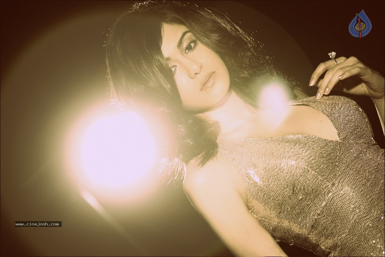 Adah Sharma New Look - 7 / 15 photos