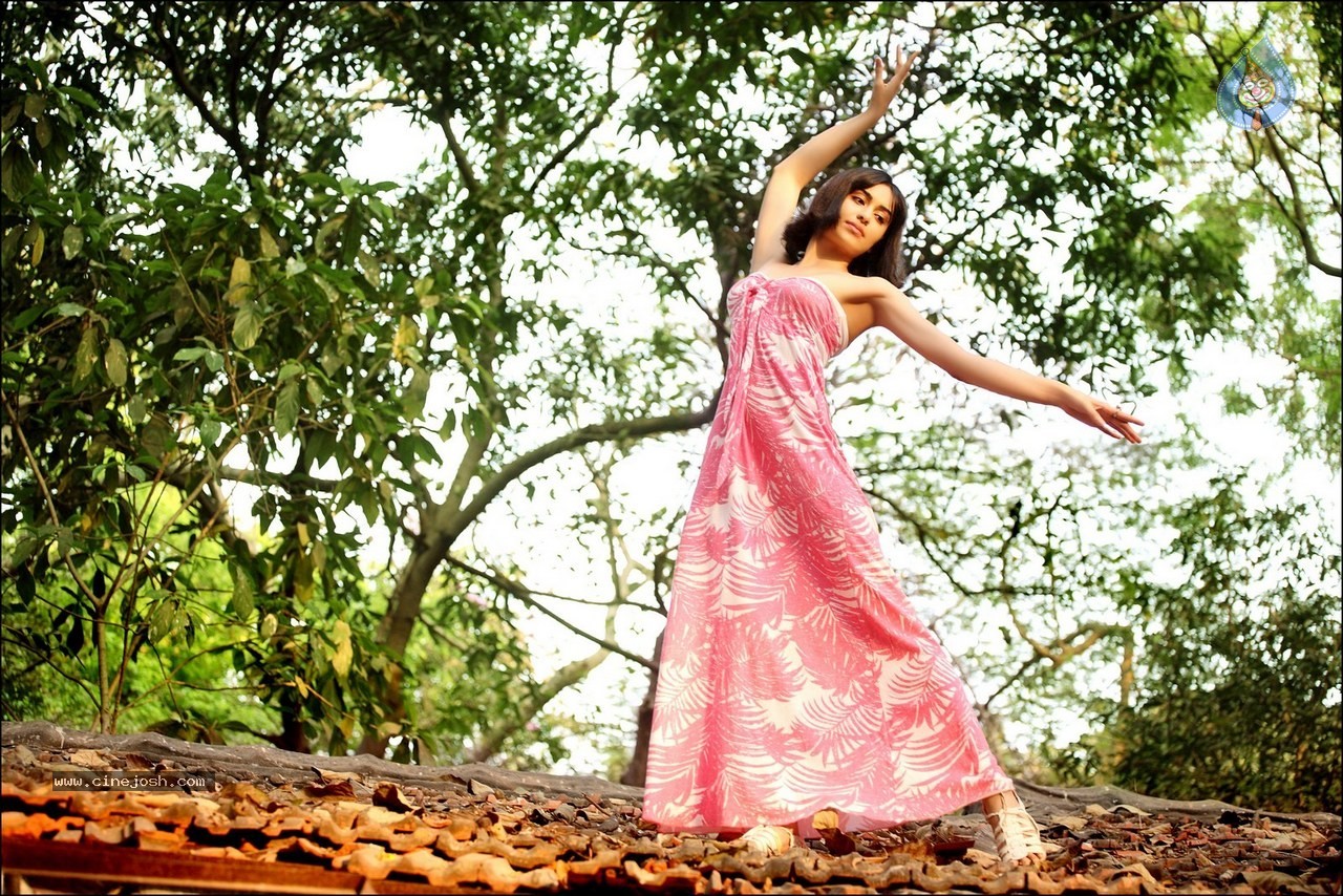 Adah Sharma New Look - 11 / 15 photos