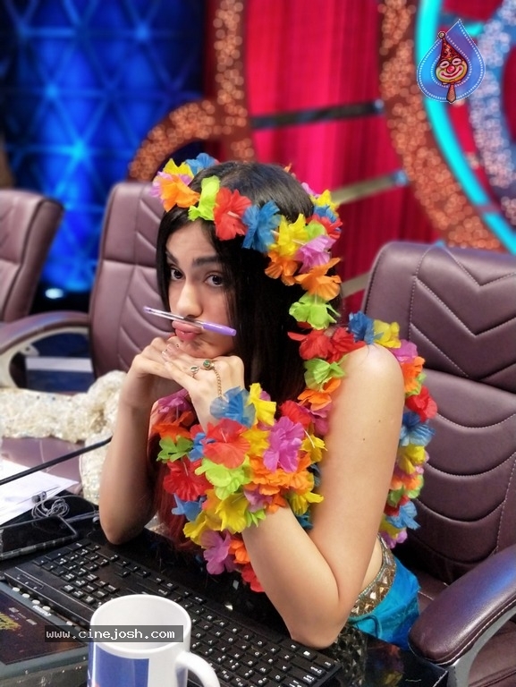 Adah Sharma New Pics - 4 / 7 photos