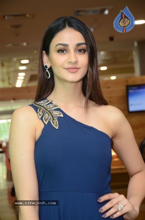 Aditi Arya Pictures - 26 / 35 photos