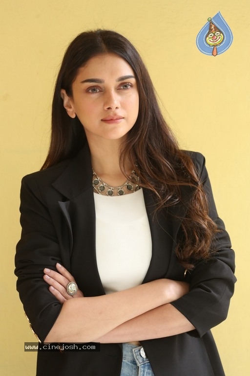 Aditi Rao Hydari Interview Photos - 1 / 19 photos