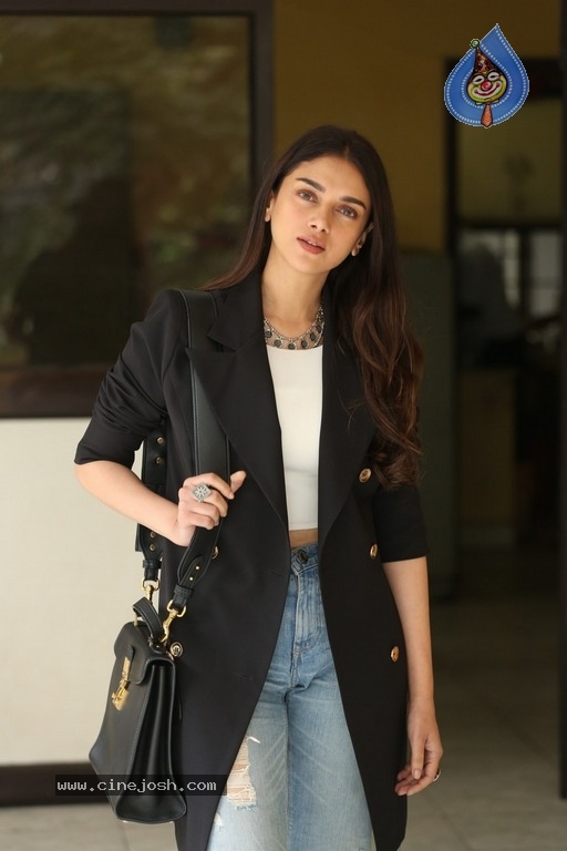 Aditi Rao Hydari Interview Photos - 4 / 19 photos