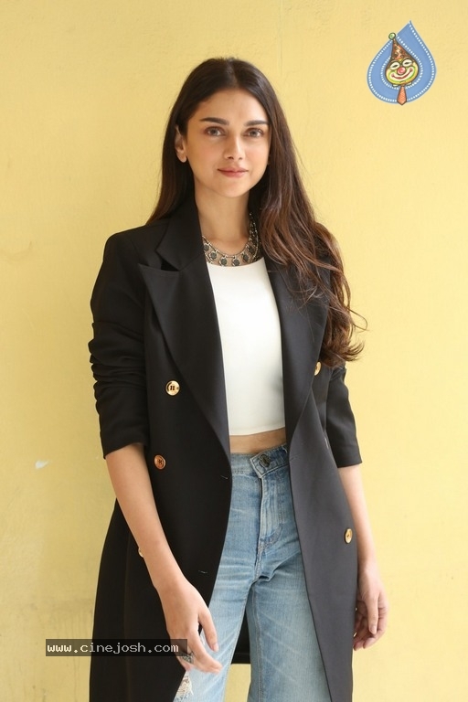 Aditi Rao Hydari Interview Photos - 11 / 19 photos