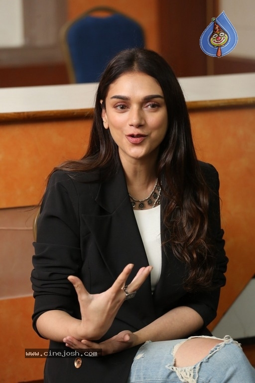 Aditi Rao Hydari Interview Photos - 12 / 19 photos