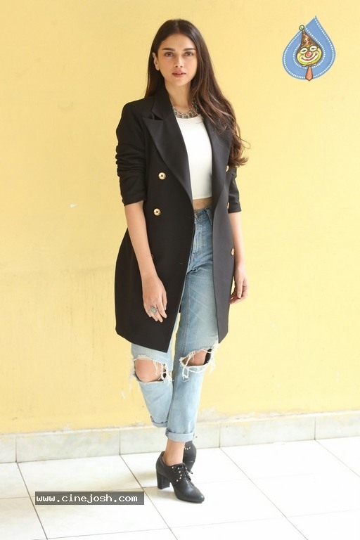 Aditi Rao Hydari Interview Photos - 15 / 19 photos