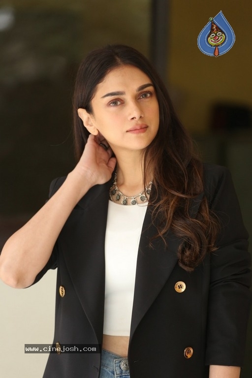 Aditi Rao Hydari Interview Photos - 17 / 19 photos