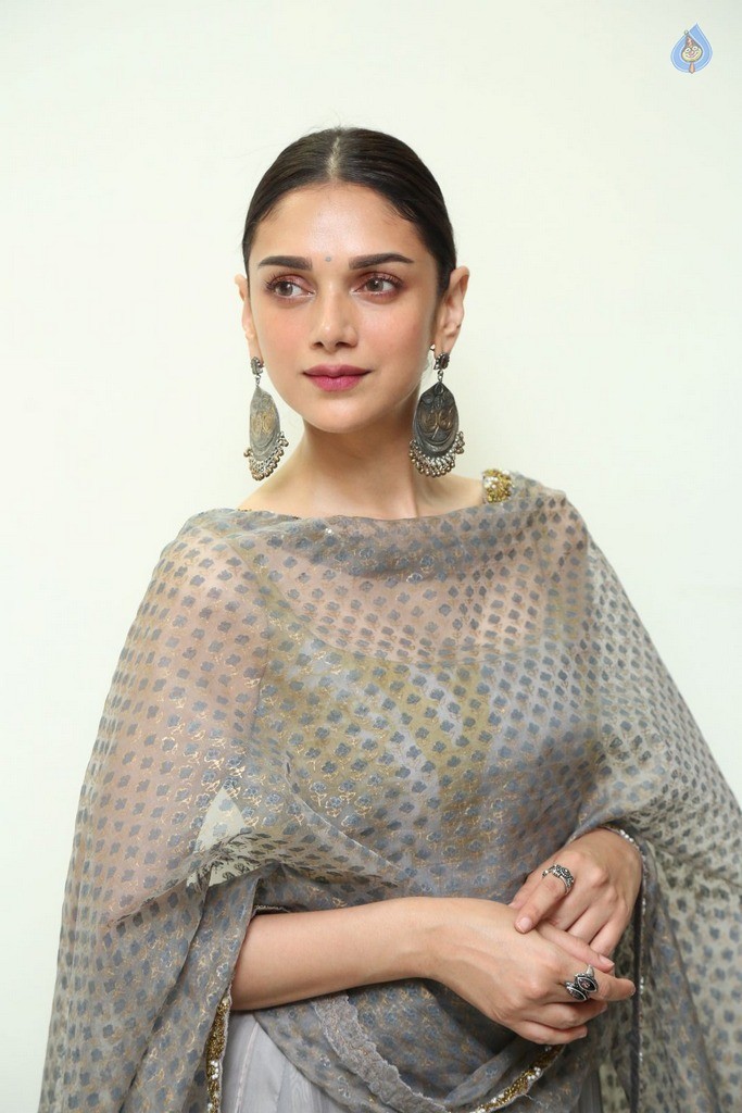 Aditi Rao Hydari Latest Photos - 5 / 21 photos