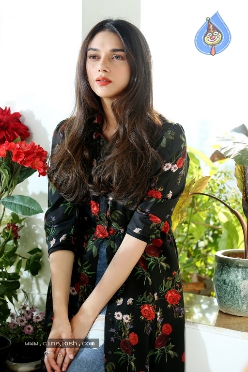 Aditi Rao Hydari Stills in Sammohanam Movie - 11 / 13 photos