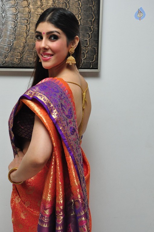 Aditi Singh Images - 24 / 39 photos