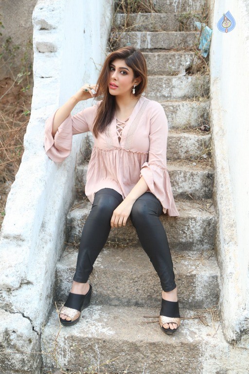 Aditi Singh Latest Gallery - 20 / 54 photos