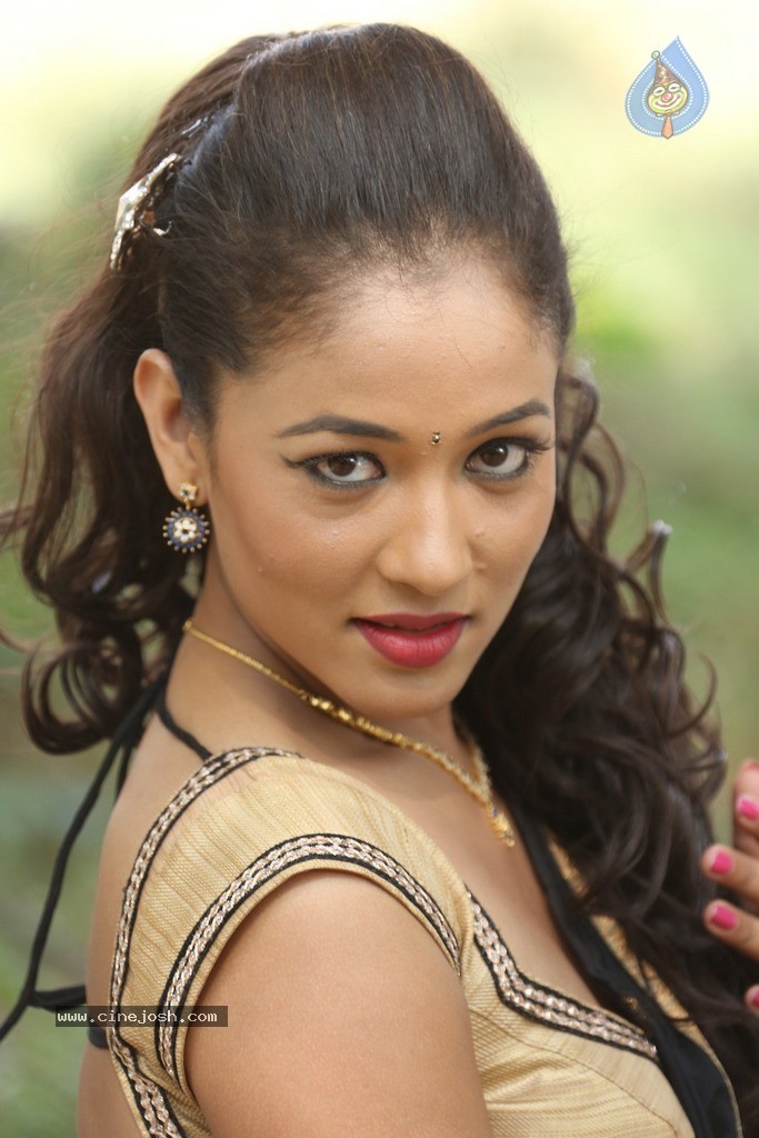 Agnes Sonkar Hot Stills - 41 / 152 photos