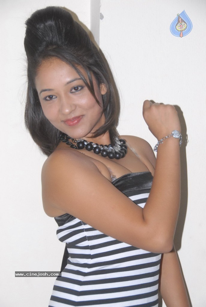 Agnes Stills - 6 / 40 photos