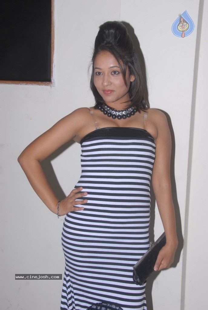 Agnes Stills - 7 / 40 photos