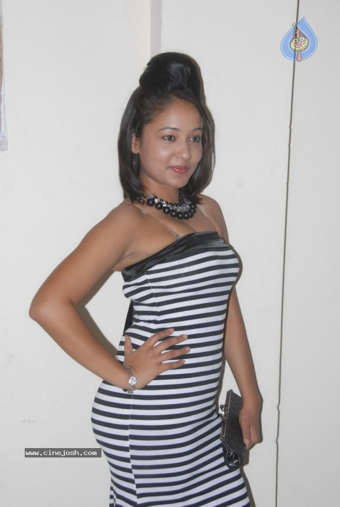 Agnes Stills - 8 / 40 photos