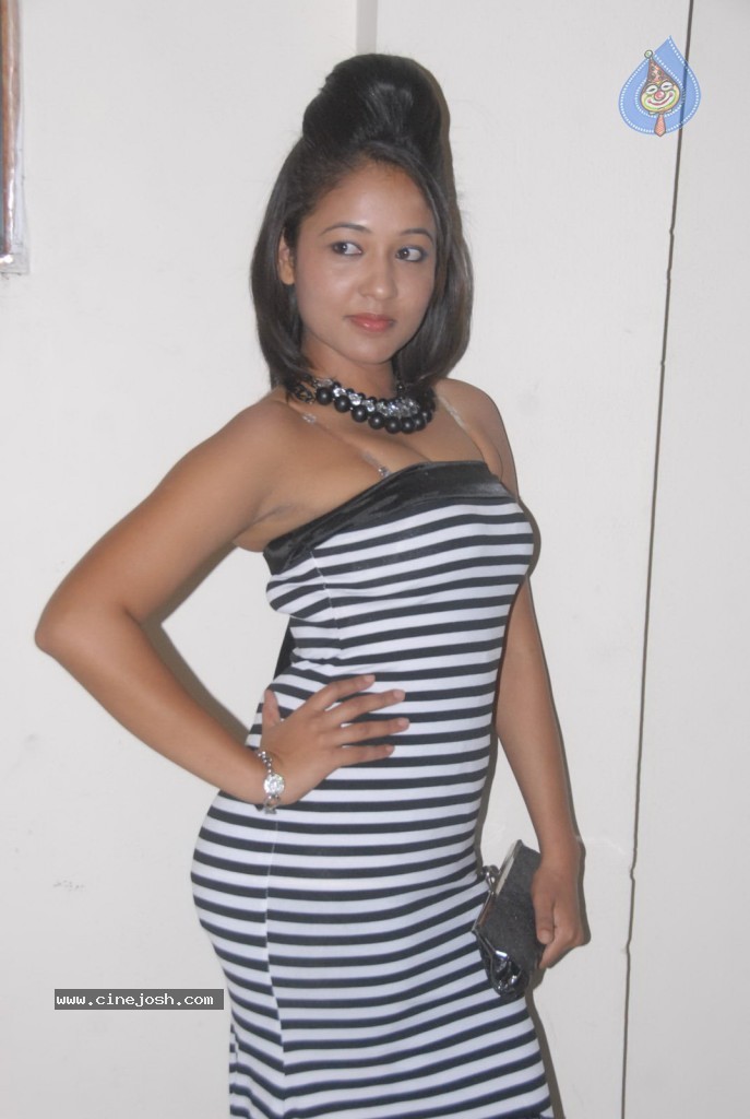 Agnes Stills - 9 / 40 photos