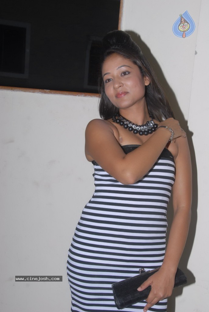 Agnes Stills - 11 / 40 photos