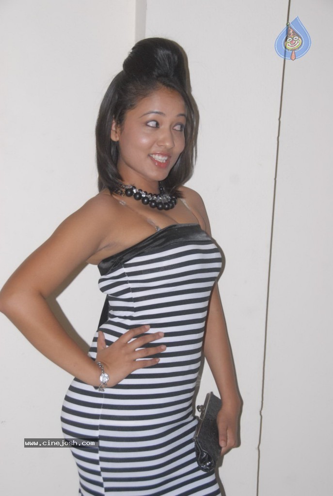 Agnes Stills - 14 / 40 photos