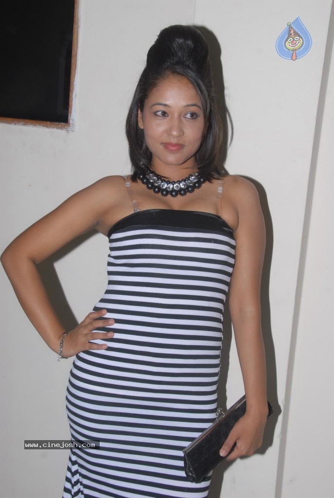 Agnes Stills - 15 / 40 photos